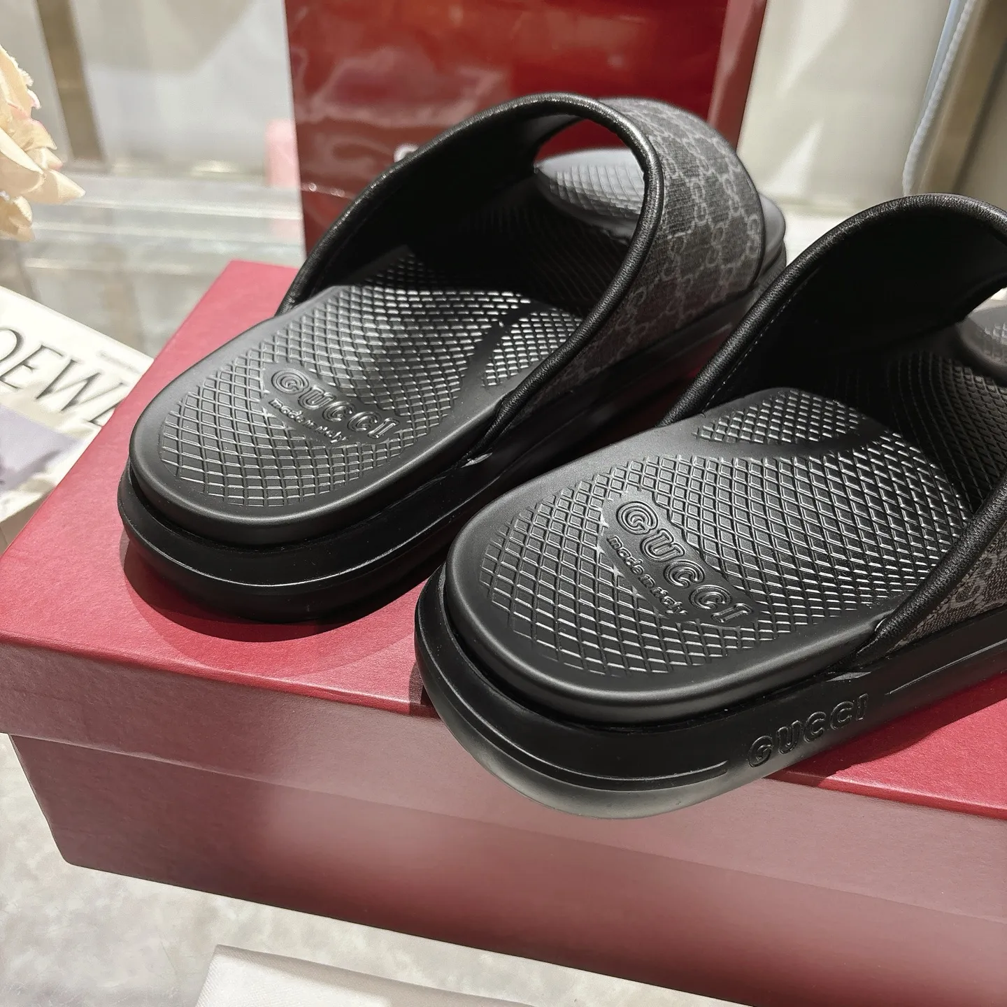 p400🐮🐮New summer men's slip-on slippers. Inspired by the summer spirit and beach clubs of the Italian coast, this piece is part of Gucci Lido. The Pre-Fall collection reinterprets the brand's signature elements and sophisticated patterns in a contemporary way. Made from black rubber, these flat sandals feature a slip-on design that reinterprets the brand's distinctive green and red web design. GG Classic Upper Men's Molded Rubber Footbed Gucci Logo Flat Made in Italy Size: Men's 40 to 47,